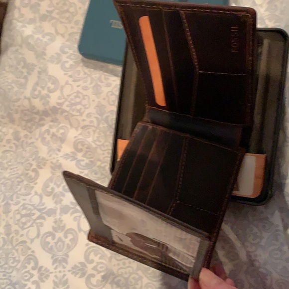 Fossil Genuine Leather Traveler Wallet in Tin - Picture 5 of 6